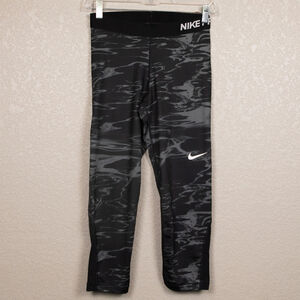 Nike Pro Dri Fit camo capri pull on leggings-M
